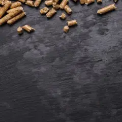 Kiedy pellet jest najtańszy? Odkryj najlepsze okresy na zakupy