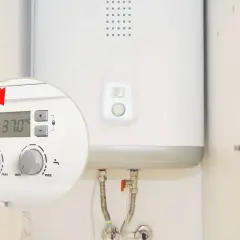 Zbliżenie na panel sterowania bojlera z wyświetlaczem temperatury 37°C i pokrętłami regulacji.