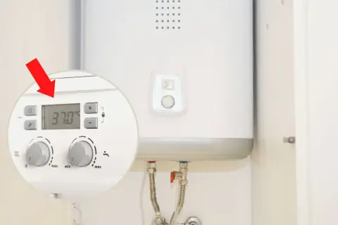 Zbliżenie na panel sterowania bojlera z wyświetlaczem temperatury 37°C i pokrętłami regulacji.