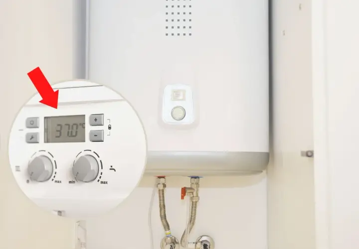 Zbliżenie na panel sterowania bojlera z wyświetlaczem temperatury 37°C i pokrętłami regulacji.