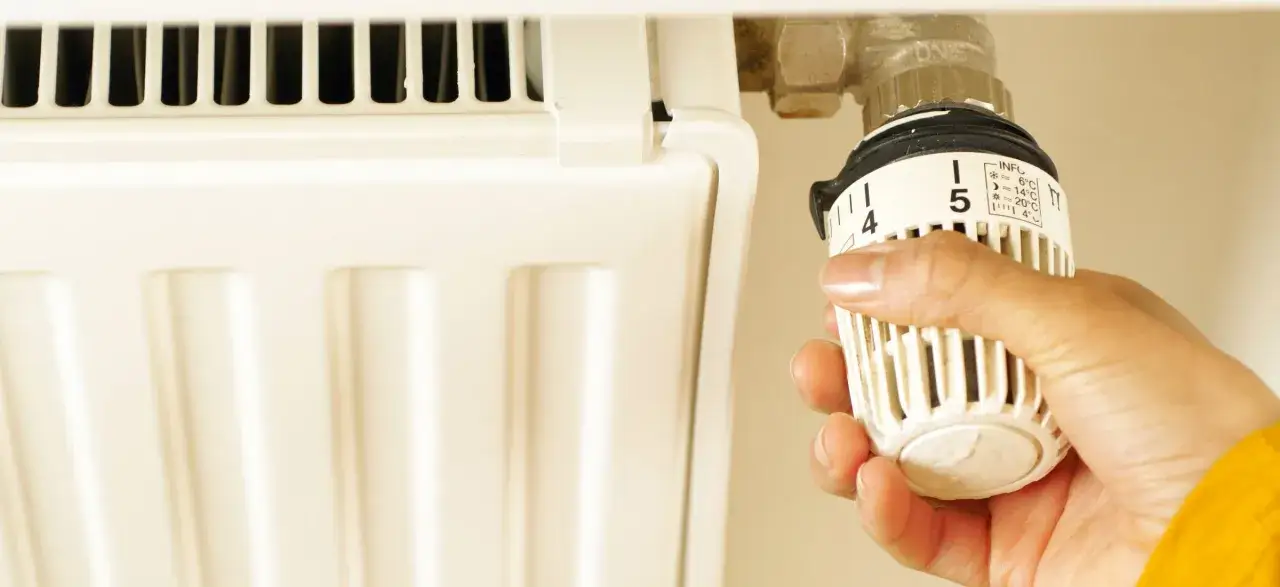 Zdjęcie Kiedy włączają ogrzewanie w Polsce? Sprawdź terminy i oszczędzaj energię!